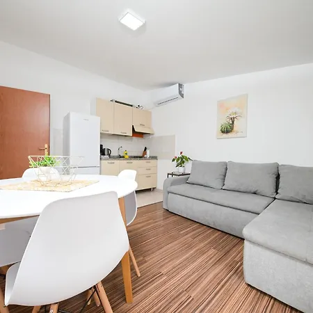 2253 * Galižana